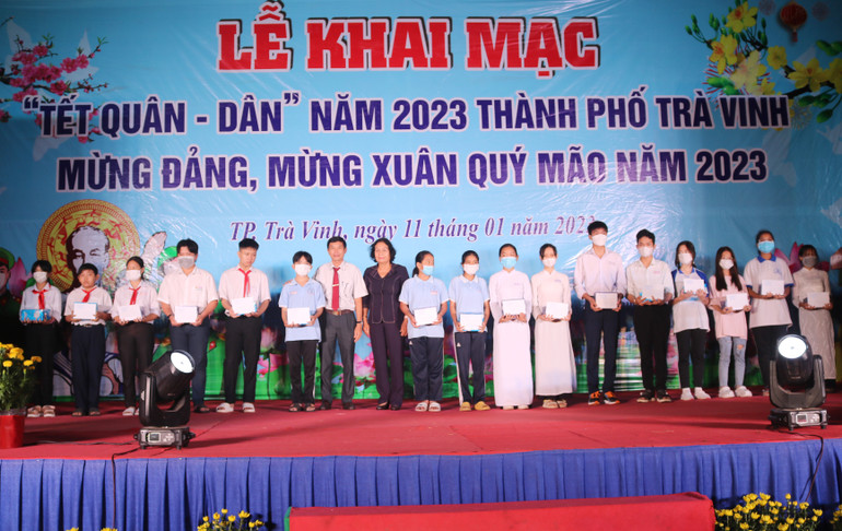 Trao học bổng cho học sinh có hoàn cảnh khó khăn tại Tết quân-dân tỉnh Trà Vinh năm 2023.