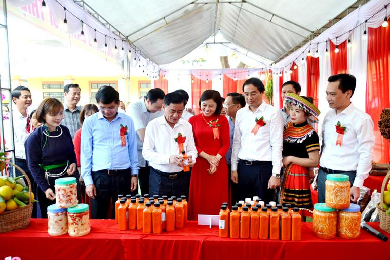 Đồng chí Trần Cẩm Tú thăm gian hàng nông sản của bà con địa phương trưng bày trong Ngày hội Đại đoàn kết toàn dân. Đồng chí Trần Cẩm Tú thăm gian hàng nông sản của bà con địa phương trưng bày trong Ngày hội Đại đoàn kết toàn dân.