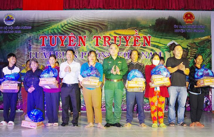 Trao quà tặng người dân 2 xã: A Nông, Bha Lêê (huyện Tây Giang) Trao quà tặng người dân 2 xã: A Nông, Bha Lêê (huyện Tây Giang)