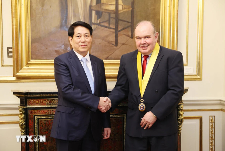 Thị trưởng thành phố Lima Rafael Lopez đón Chủ tịch nước Lương Cường.