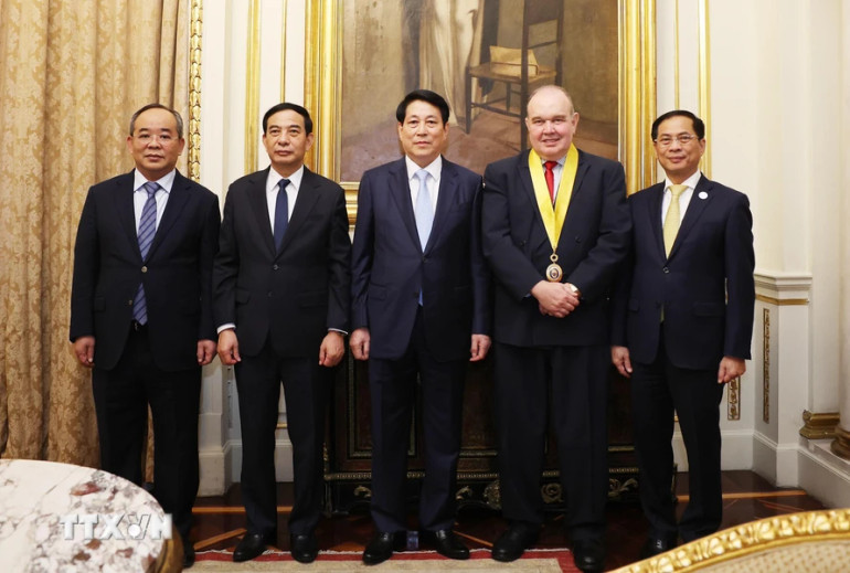 Chủ tịch nước Lương Cường và các đại biểu dự lễ trao chìa khóa thành phố và tuyên bố khách mời tham dự của thành phố Lima.