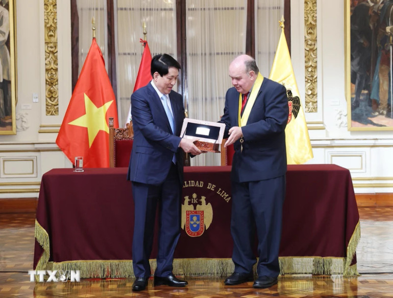 Thị trưởng Rafael Lopez trao chìa khóa thành phố Lima tặng Chủ tịch nước Lương Cường.