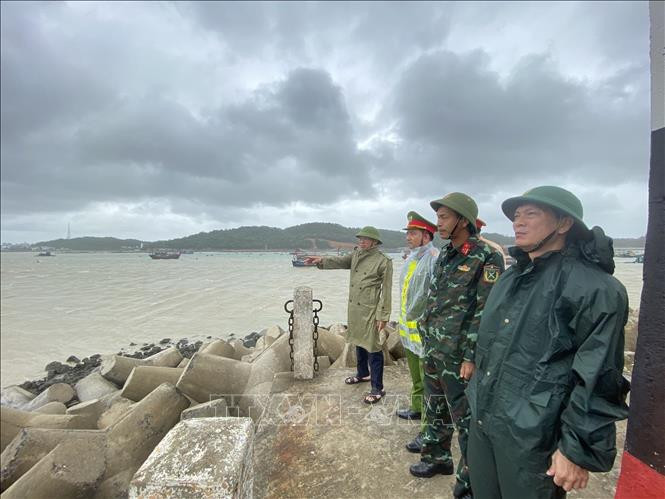 Ban chỉ huy phòng chống lụt bão Cô Tô kiểm tra tình hình thiệt hại do bão số 2 gây ra.