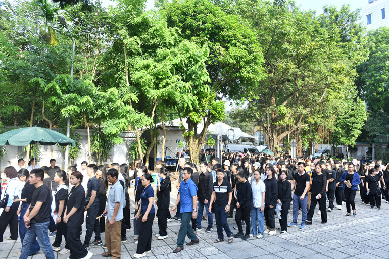 Dòng người xếp hàng vào viếng Tổng Bí thư Nguyễn Phú Trọng tại Nhà tang lễ Quốc gia, sáng 26/7.