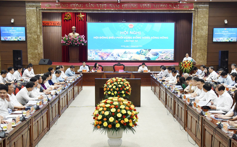 Thủ tướng Phạm Minh Chính chỉ rõ những kết quả tích cực, nổi bật trong phát triển kinh tế-xã hội của vùng Đồng bằng sông Hồng thời gian qua.