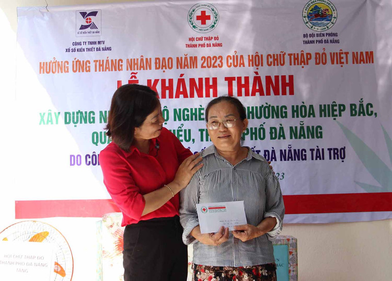 Trao tặng địa chỉ nhân đạo cho hộ ông Lộc. Trao tặng địa chỉ nhân đạo cho hộ ông Lộc.