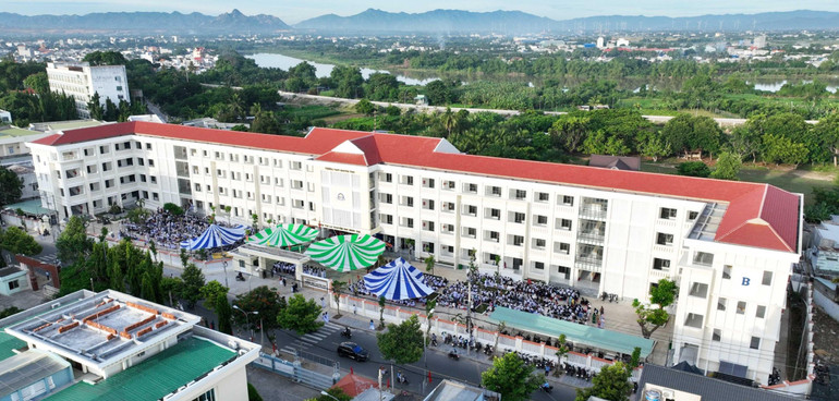 Trường THPT Nguyễn Trãi, tỉnh Ninh Thuận được đầu tư hơn 99 tỷ đồng, xây dựng và lắp đặt trang thiết bị dạy và học hiện đại.