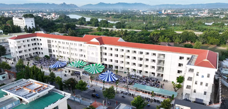 Trường THPT Nguyễn Trãi, tỉnh Ninh Thuận được đầu tư hơn 99 tỷ đồng, xây dựng và lắp đặt trang thiết bị dạy và học hiện đại.