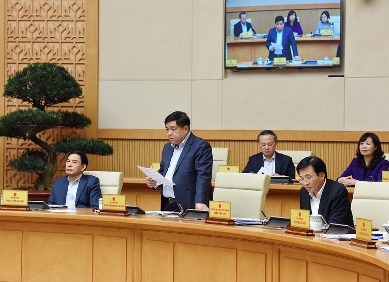 Bộ trưởng Kế hoạch và Đầu tư Nguyễn Chí Dũng báo cáo tình hình kinh tế-xã hội. Bộ trưởng Kế hoạch và Đầu tư Nguyễn Chí Dũng báo cáo tình hình kinh tế-xã hội.