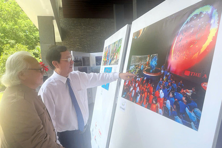 Đồng chí Huỳnh Thành Đạt, Ủy viên Trung ương Đảng, Phó Trưởng Ban Tuyên giáo và Dân vận Trung ương tham quan triển lãm “Đất nước ngàn hoa” tại lễ kỷ niệm.