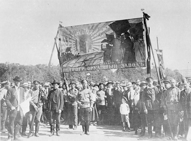 Công nhân của xưởng làm trong thành phố Petrograd biểu tình tháng 7, năm 1917. (Ảnh: Tư liệu quốc tế/TTXVN phát)