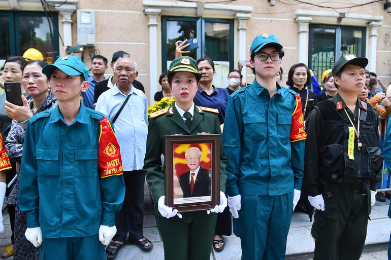 Đông đảo các tầng lớp nhân dân thương tiếc tiễn đưa Tổng Bí thư Nguyễn Phú Trọng.