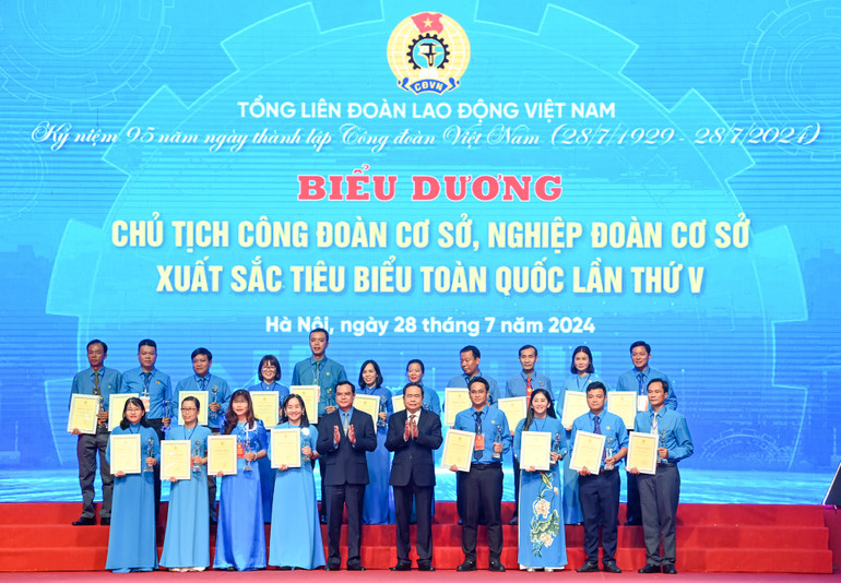 Chủ tịch Quốc hội Trần Thanh Mẫn và Chủ tịch Tổng Liên đoàn Lao động Việt Nam Nguyễn Đình Khang trao biểu trưng và chứng nhận cho các chủ tịch công đoàn cơ sở, nghiệp đoàn cơ sở xuất sắc toàn quốc.