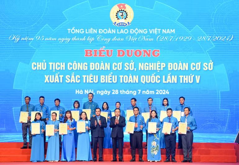 Chủ tịch Quốc hội Trần Thanh Mẫn và Chủ tịch Tổng Liên đoàn Lao động Việt Nam Nguyễn Đình Khang trao biểu trưng và chứng nhận cho các chủ tịch công đoàn cơ sở, nghiệp đoàn cơ sở xuất sắc toàn quốc.