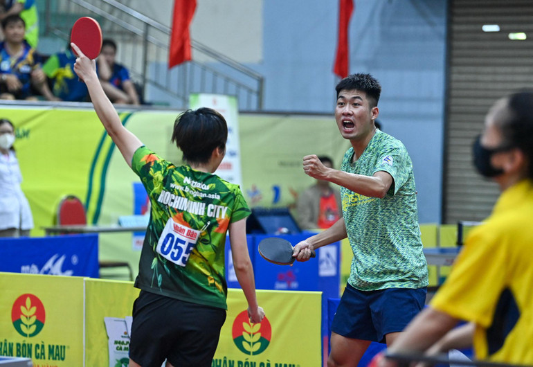 Niềm vui của hai tay vợt Diệu Khánh và Hồng Khánh sau khi ghi điểm số quyết định.