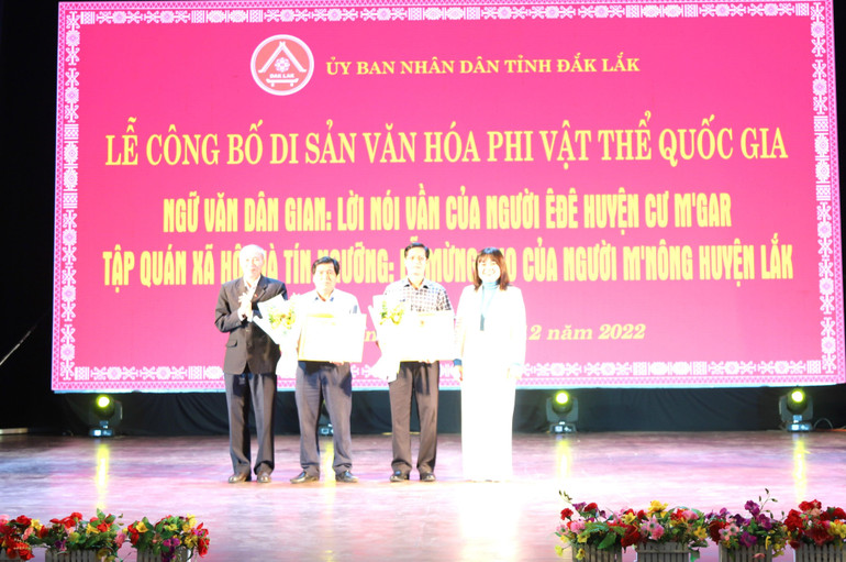 Trao Quyết định của Bộ Văn hóa-Thể thao và Du lịch về việc công bố đưa vào Danh mục di sản văn hóa phi vật thể quốc gia đối với 2 di sản văn hóa phi vật thể cho đại diện Phòng Văn hóa-Thông tin huyện Cư M’gar và huyện Lắk.