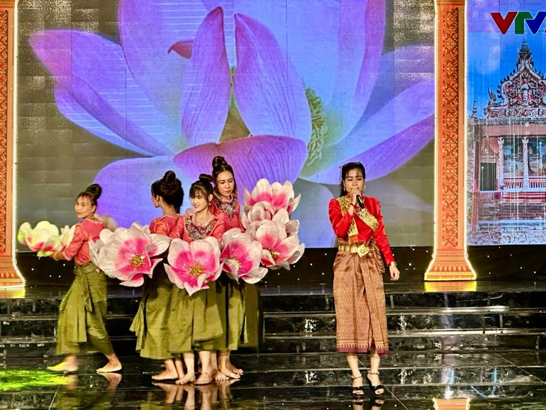 Tiết mục đơn ca “Bài ca nhớ ơn Bác” của đơn vị Châu Thành (Sóc Trăng).