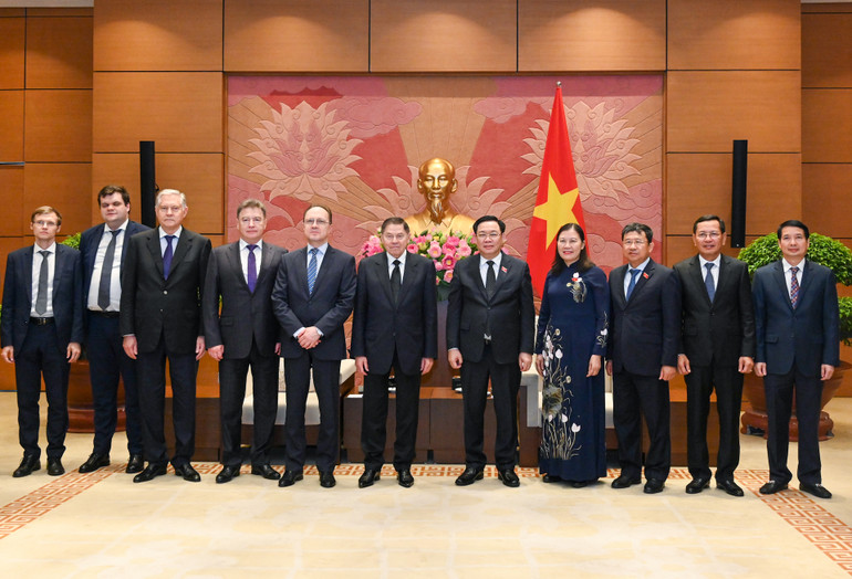 Chủ tịch Quốc hội Vương Đình Huệ và Chánh án Lebedev Vyacheslav Mikhailovich chụp ảnh lưu niệm với đại biểu hai nước dự buổi tiếp. Chủ tịch Quốc hội Vương Đình Huệ và Chánh án Lebedev Vyacheslav Mikhailovich chụp ảnh lưu niệm với đại biểu hai nước dự buổi tiếp.