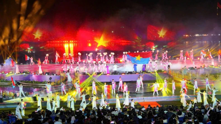 Hoạt cảnh dòng sông 50 năm ngày ấy - Ngày vui giải phóng Huế. Hoạt cảnh dòng sông 50 năm ngày ấy - Ngày vui giải phóng Huế.