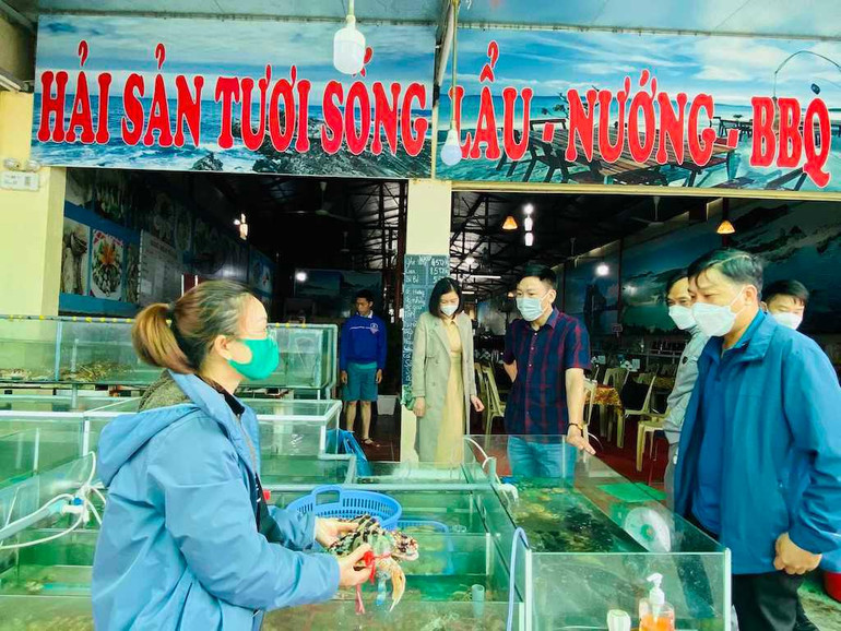 Huyện Cô Tô tăng cường kiểm soát các cơ sở kinh doanh dịch vụ trên địa bàn nhằm bảo đảm quyền lợi của du khách khi trải nghiệm trên đảo.