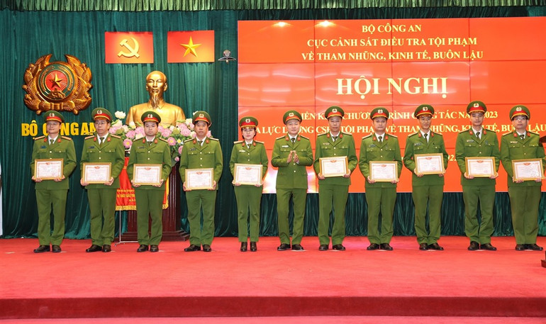 Các tập thể và cá nhân Cục Cảnh sát điều tra tội phạm về Tham nhũng - Kinh tế - Tiêu cực được khen thưởng về thành tích xuất sắc trong công tác năm 2022.