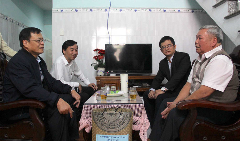 Ông Võ Ngọc Đồng, Giám đốc Sở Nội vụ, kiêm Chủ tịch uỷ ban nhân dân huyện đảo Hoàng Sa cùng đoàn công tác thăm gia đình nhân chứng Hoàng Sa Trần Văn Sơn.