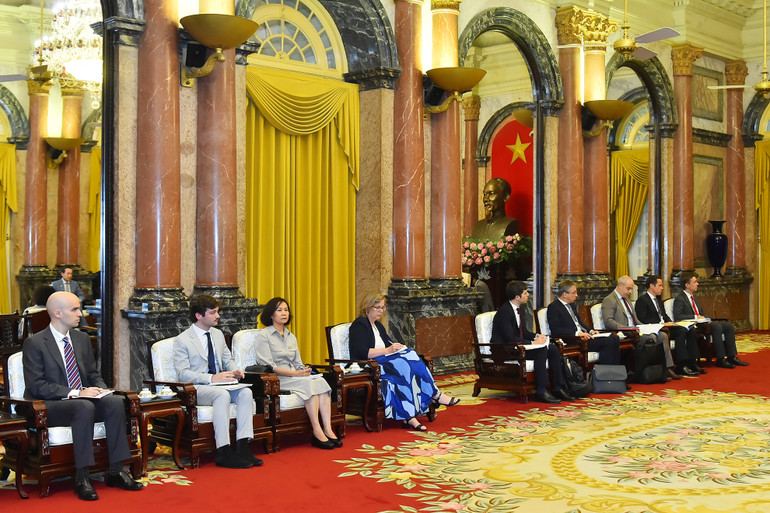 Các đại biểu tháp tùng Phó Chủ tịch Ủy ban châu Âu Josep Borell Fontelles tại buổi tiếp.