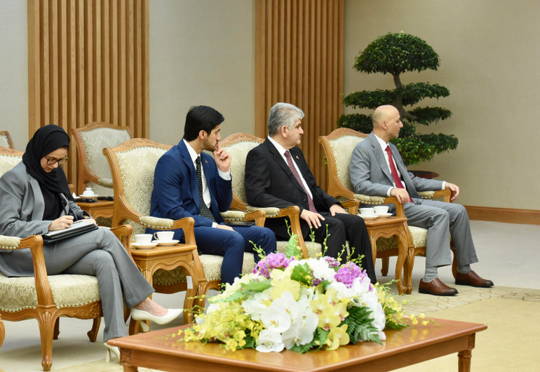 Các thành viên đi cùng đoàn với Ngài Thani bin Ahmed Al Zeyoudi cùng tham gia buổi tiếp.