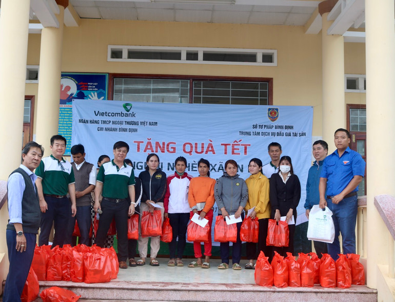 Vietcombank phối hợp với các đơn vị tặng quà Tết người nghèo tại tỉnh Bình Định.