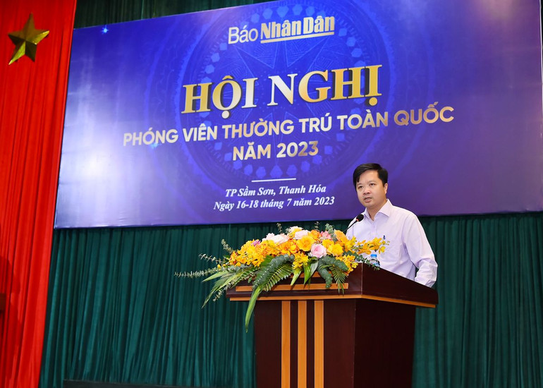 Đồng chí Tạ Quang Dũng, Trưởng Ban Quản lý phóng viên thường trú Báo Nhân Dân trình bày báo cáo hoạt động của phóng viên thường trú năm 2022, 6 tháng đầu năm 2023 và phương hướng nhiệm vụ năm 2024.