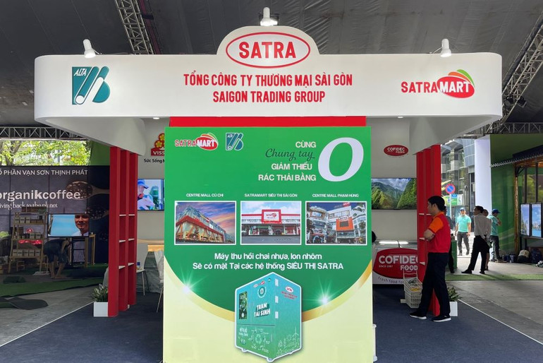 Trạm tái sinh-Máy thu hồi chai nhựa, lon nhôm tại gian hàng của SATRA.