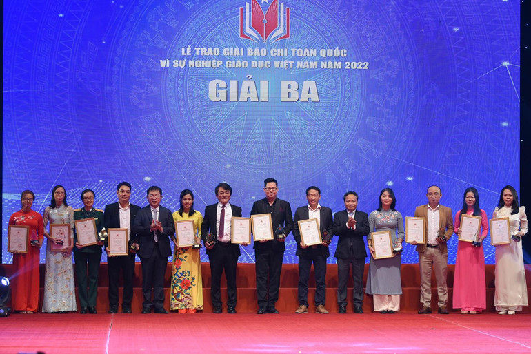 Phó Tổng Biên tập Báo Nhân Dân Đinh Như Hoan và Phó Tổng Giám đốc Thông tấn xã Việt Nam Nguyễn Tuấn Hùng trao giải Ba cho các tác giả.