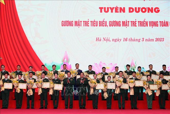 Thượng tướng Vũ Hải Sản, Thứ trưởng Quốc phòng và Thượng tướng Phạm Hoài Nam, Thứ trưởng Quốc phòng trao Bằng khen của Tổng cục Chính trị cho các gương mặt trẻ triển vọng toàn quân.