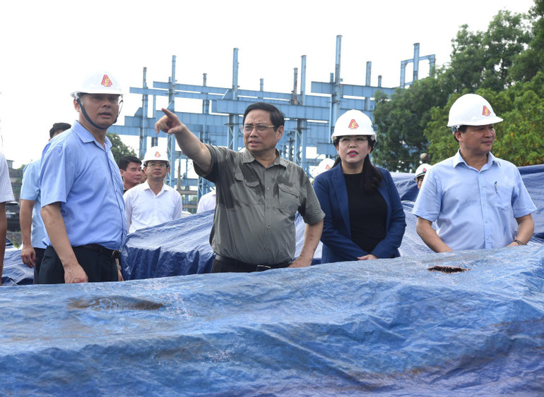 Thủ tướng thị sát khu vực kho bãi tập kết vật liệu của nhà máy hiện đang phơi sương gió ngoài trời.