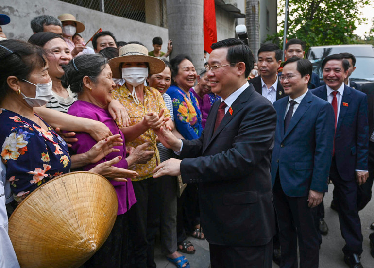Chủ tịch Quốc hội Vương Đình Huệ với người dân tại thôn Á Lữ, xã Đại Đồng Thành, huyện Thuận Thành.