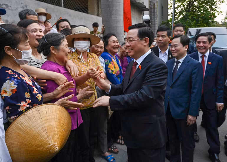 Chủ tịch Quốc hội Vương Đình Huệ với người dân tại thôn Á Lữ, xã Đại Đồng Thành, huyện Thuận Thành.