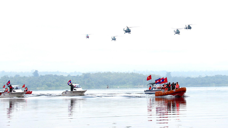 Đội hình cứu hộ-cứu nạn di chuyển qua khu vực lễ đài. (Ảnh: TRỊNH DŨNG)
