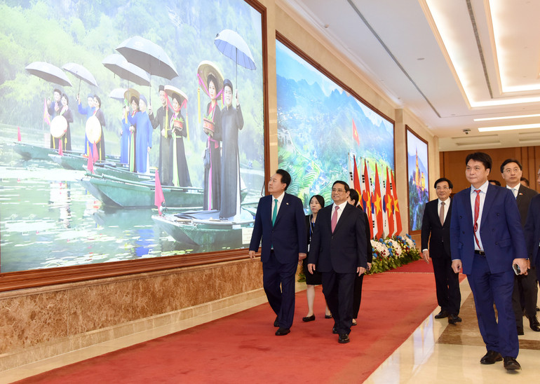 Thủ tướng Phạm Minh Chính giới thiệu với Tổng thống Hàn Quốc Yoon Suk Yeol về hình ảnh, đất nước, con người Việt Nam.