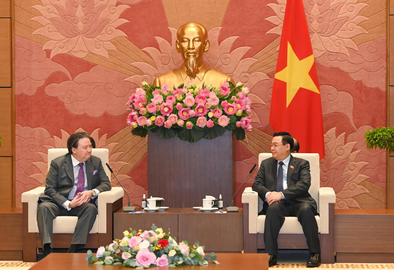 Chủ tịch Quốc hội Vương Đình Huệ chúc mừng Ngài Đại sứ được Tổng thống Joe Biden giao trọng trách mới và chào mừng Ngài trở lại Hà Nội.