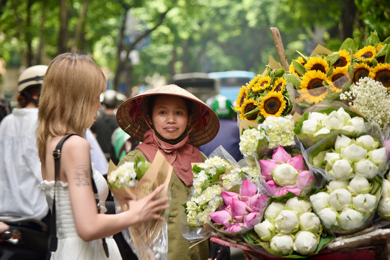 Cứ khoảng 2 mét lại có một gánh hàng hoa đầy màu sắc. Hoa sen, hoa baby, hướng dương, cẩm tú cầu,… là những loài hoa được nhiều người ưa chuộng. Cứ khoảng 2 mét lại có một gánh hàng hoa đầy màu sắc. Hoa sen, hoa baby, hướng dương, cẩm tú cầu,… là những loài hoa được nhiều người ưa chuộng.
