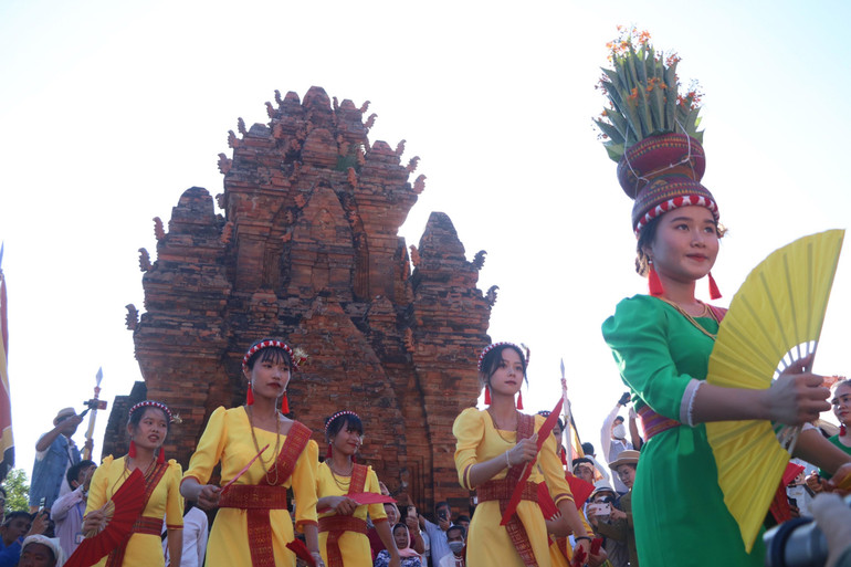 Các thiếu nữ Chăm biểu diễn điệu múa truyền thống tại lễ hội.