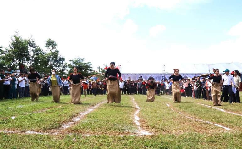 Thông qua các hoạt động giao lưu văn hóa, văn nghệ và các trò chơi dân gian góp phần tăng cường khối đại đoàn kết toàn dân tộc. Thông qua các hoạt động giao lưu văn hóa, văn nghệ và các trò chơi dân gian góp phần tăng cường khối đại đoàn kết toàn dân tộc.