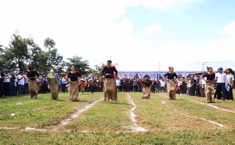 Thông qua các hoạt động giao lưu văn hóa, văn nghệ và các trò chơi dân gian góp phần tăng cường khối đại đoàn kết toàn dân tộc.