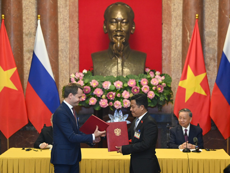 Chủ tịch nước Tô Lâm và Tổng thống Liên bang Nga Vladimir Putin chứng kiến lễ trao Thỏa thuận hợp tác giữa Đại học Quốc gia Hà Nội và Đại học Tổng hợp liên bang Viễn Đông (FEFU).