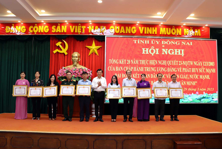 Bí thư Tỉnh ủy Đồng Nai Nguyễn Hồng Lĩnh trao Bằng khen cho các tập thể có thành tích xuất sắc.