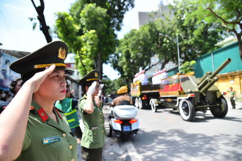 Tiễn đưa linh cữu Tổng Bí thư Nguyễn Phú Trọng về nơi an nghỉ cuối cùng tại Nghĩa trang Mai Dịch.