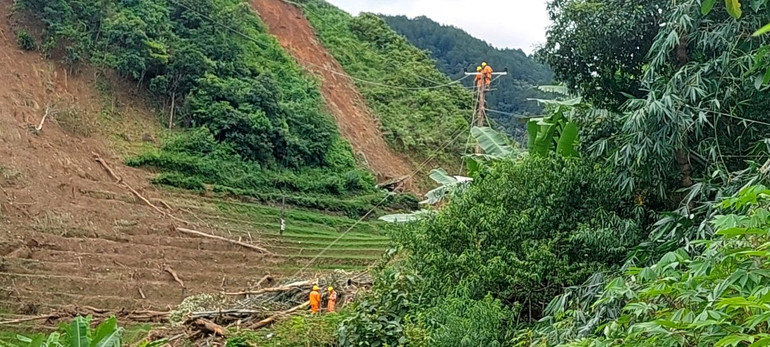 Công nhân PC Yên Bái và các đơn vị liên quan vận chuyển bằng sức người vật tư thiết bị vào địa điểm đường dây 35kV Than Uyên - Mù Cang Chải để có thể sớm cấp điện trở lại cho huyện Mù Cang Chải.