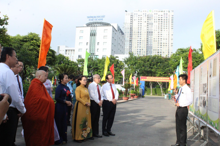 Các đại biểu tham quan triển lãm chuyên đề “Tết Độc lập nhớ Chủ tịch Hồ Chí Minh”.