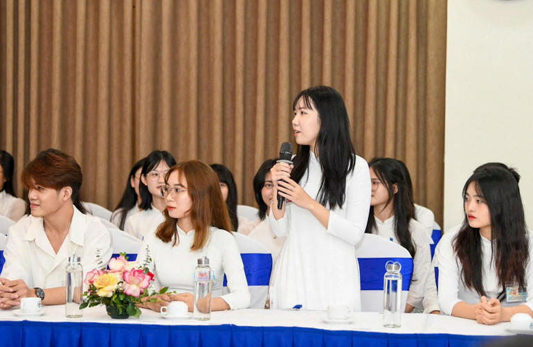 Đại diện sinh viên giao lưu với hai Phu nhân. Đại diện sinh viên giao lưu với hai Phu nhân.