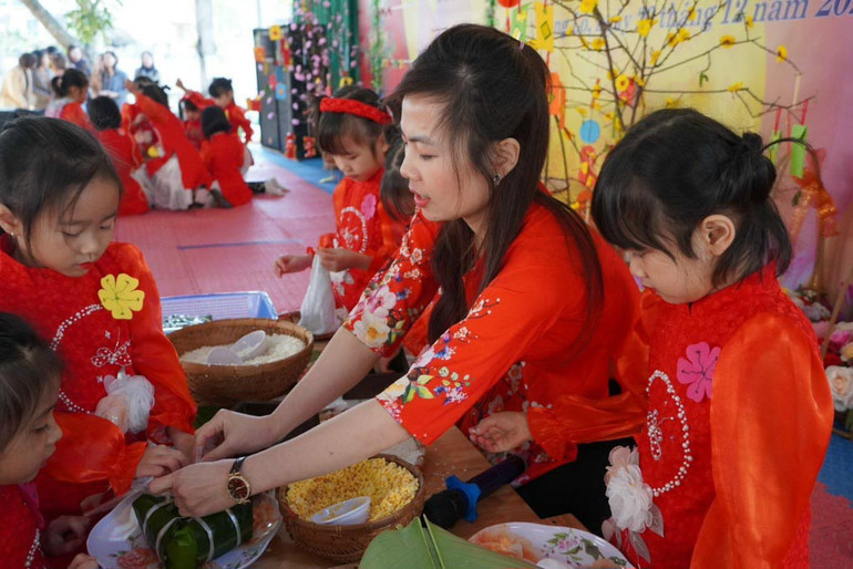 Cô trò Trường mầm non Hải Lựu thi gói bánh chưng. Cô trò Trường mầm non Hải Lựu thi gói bánh chưng.